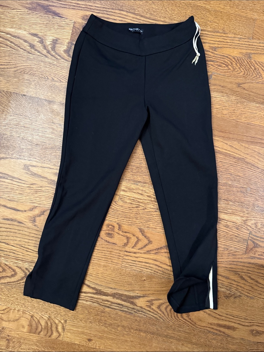 Sentimental Women’s Black Side-Stripe Detail on Hem Capri Joggers size 0